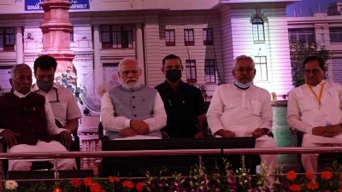 प्रधानमंत्री ने बिहार विधानसभा परिसर में शताब्दी स्मृति स्तंभ का किया लोकार्पण